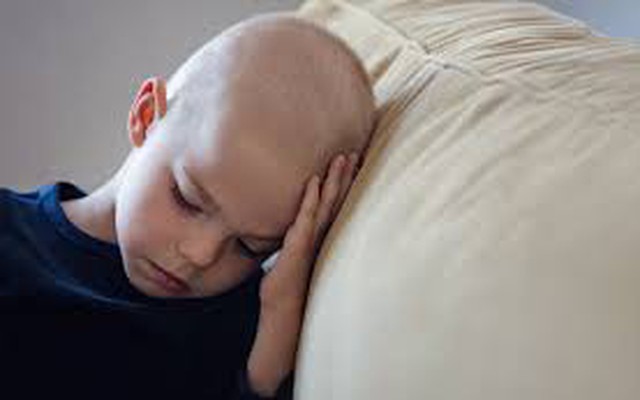 Có những biểu hiện khác nào của ung thư máu ở trẻ em mà không được đề cập trong các triệu chứng thông thường?
