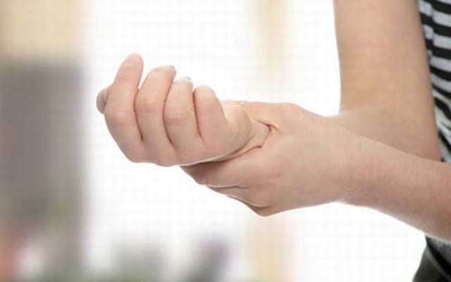 Các phương pháp khám và chẩn đoán bệnh run tay ở người trẻ là gì? 
