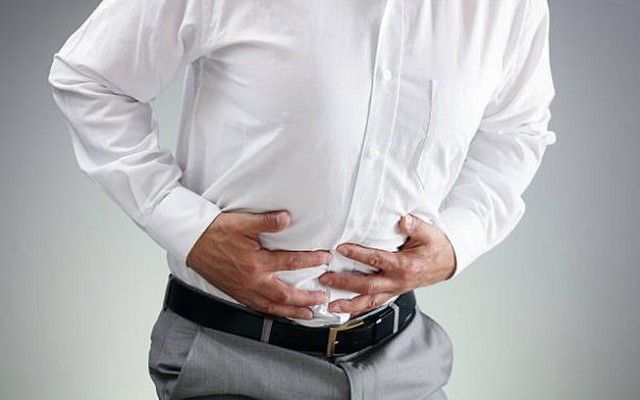 Có cần đi khám bác sĩ khi gặp triệu chứng đau quặn bụng bên trái ngang rốn?
