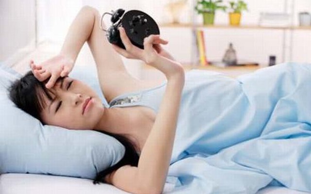 Tư thế và gối ngủ cần thay đổi như thế nào để giảm bớt đau đầu khi ngủ dậy?
