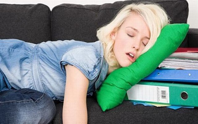 Có những biện pháp tự chăm sóc nào giúp làm giảm cảm giác đau đầu và mệt mỏi sau khi ngủ dậy?

