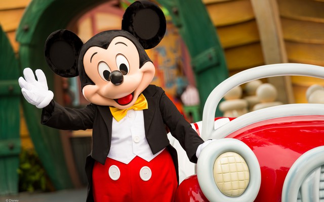 Mô hình chuột Mickey trang trí sảnh sang trọng