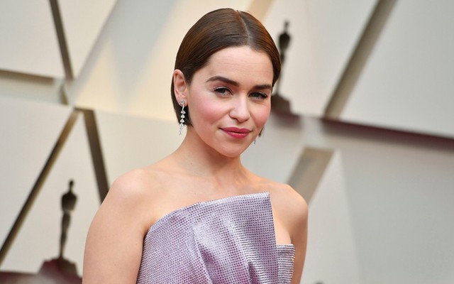 Mẹ Rồng” Emilia Clarke tiết lộ từng trải qua 2 cuộc phẫu thuật não | VTV.VN