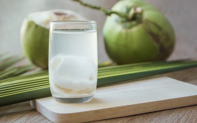 Có nên uống nước dừa khi đau bụng kinh?