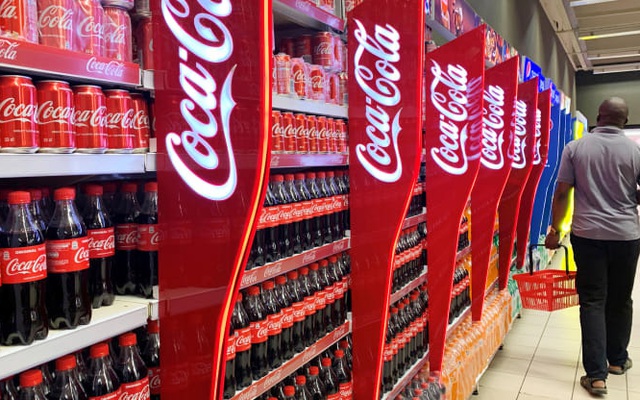 Coca-Cola tạm dừng quảng cáo trên tất cả nền tảng truyền thông mạng xã hội | VTV.VN