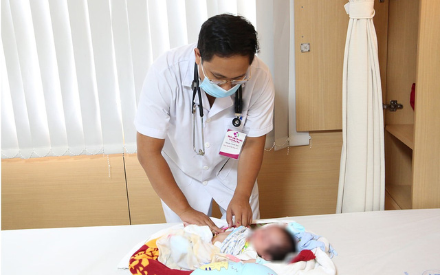 Phẫu thuật cấp cứu 2 trẻ bị tắc ruột sơ sinh | VTV.VN