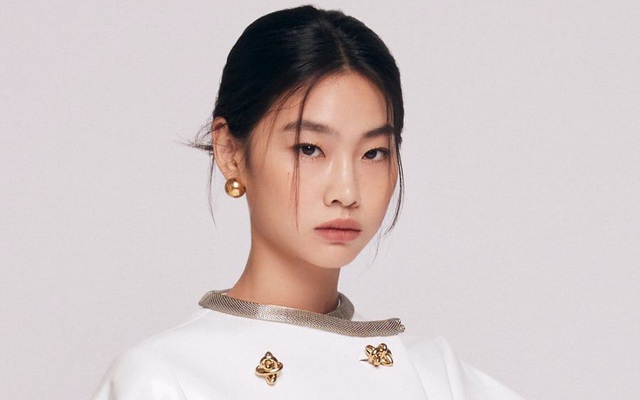 Jung Hoyeon diện túi xách Twist Louis Vuitton  Harpers Bazaar Việt Nam