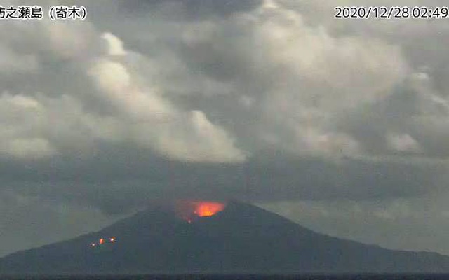 Cảnh núi lửa phun trào được quay bằng drone
