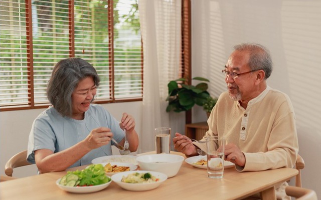 Cách chia bữa ăn cho người cao tuổi theo tháp dinh dưỡng?
