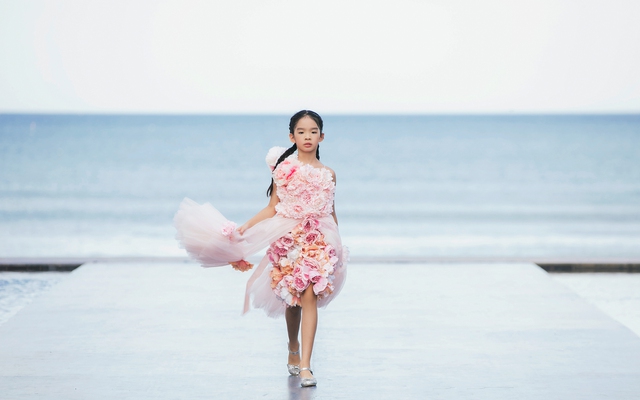 Con gái Xuân Lan tự tin làm vedette trên sàn catwalk | VTV.VN