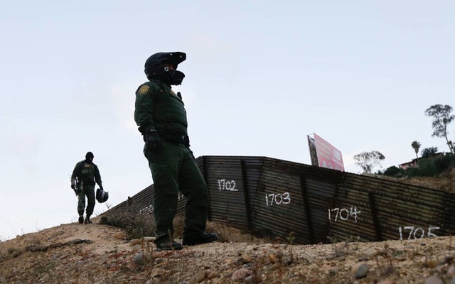 Bang Arizona (Mỹ) dỡ bỏ bức tường ngăn người di cư | VTV.VN