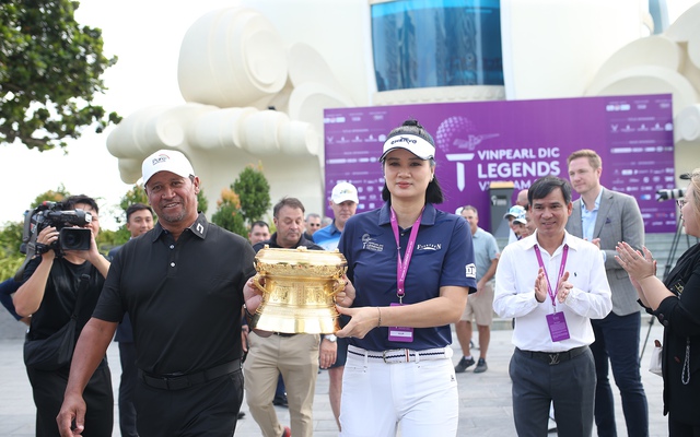 Hoa khôi bóng chuyền Kim Huệ, Miss Golf Thanh Tú rạng rỡ bên chiếc Cúp  Vinpearl DIC Legends Vietnam 2023 | VTV.VN