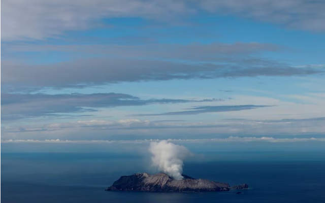 Quay cảnh phun trào núi lửa chiếc drone suýt bị tan chảy
