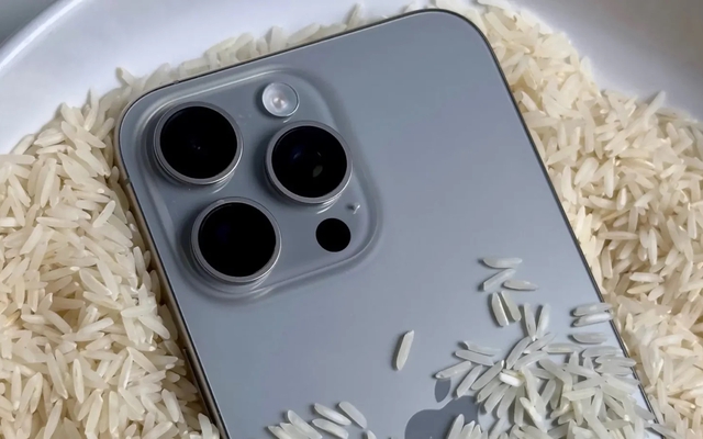 Apple: Không bỏ iPhone ướt vào thùng gạo | VTV.VN