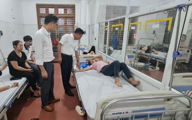 Hơn 300 công nhân nghi ngộ độc tại Vĩnh Phúc: Bộ Y tế đề nghị khẩn trương điều trị, xử lý