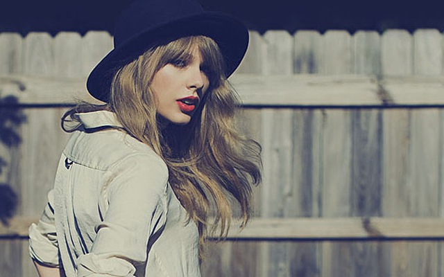 Taylor Swift bị nghi thoát kiếp ngực lép nhờ dao kéo