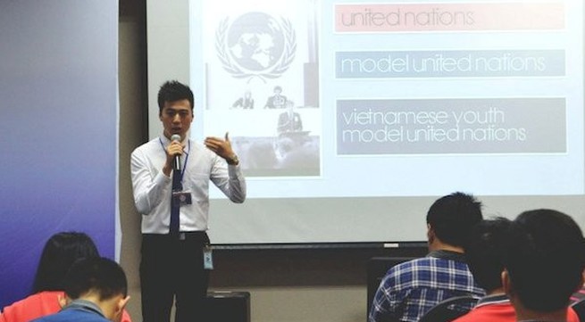 Vietnamese students try out UN diplomat roles