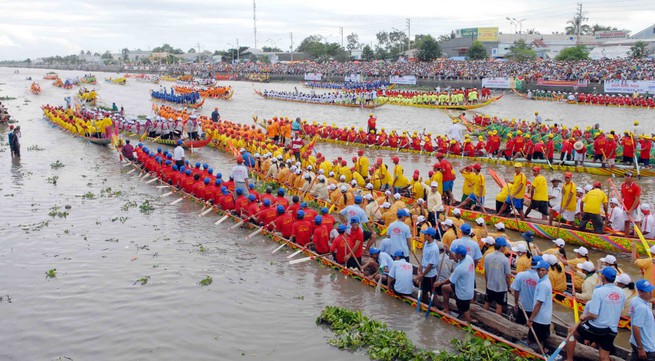 Soc Trang bustles with Khmer Festival and Boat Race