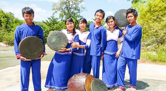 Ninh Thuan students learn about Raglai traditional instruments