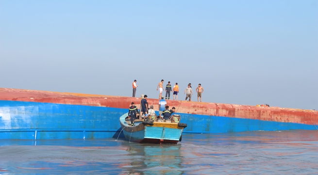 2 dead, 2 missing as ship sinks off Ho Chi Minh City