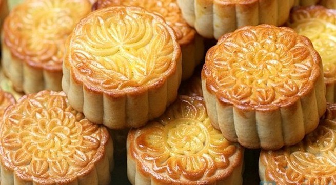 Traditional mooncake holds its market