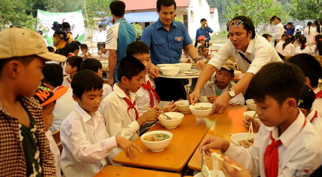 Vietnamese youths join hands to support disadvantaged community