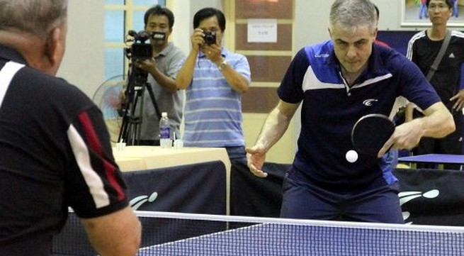 Former world table tennis champion exhausts himself giving signatures to Vietnam fans