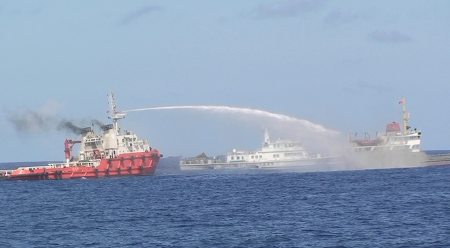 Chinese military ships threaten Vietnamese boat