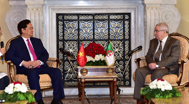 PM Nguyen Tan Dung meets with Algerian PM