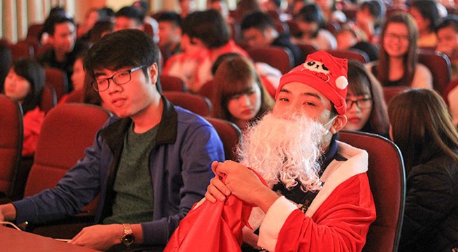 Hanoi youth practice charity on Christmas Eve