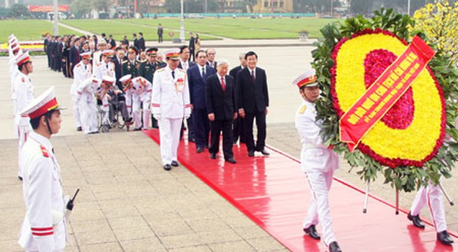Party and State leaders pay tribute to President Ho Chi Minh