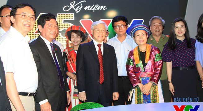 Party leaders visits socio-economic exhibition