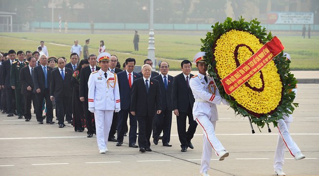 Party leader pays tribute to President Ho Chi Minh on Tet occasion