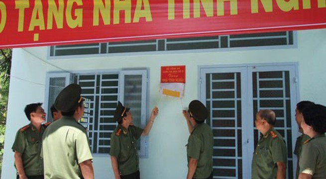 Binh Phuoc: S’tieng ethnic families receive charity houses