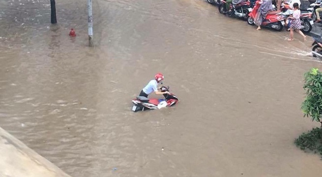 Torrential night rain causes floods across Ha Noi