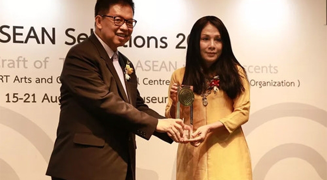 Designer Minh Hanh receives ASEAN Selection 2016 Award