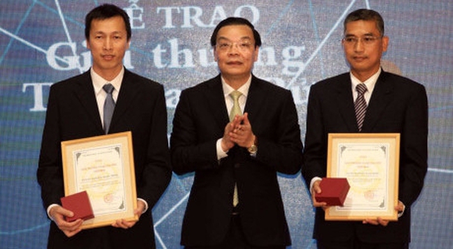 Excellent scientists receive Ta Quang Buu awards
