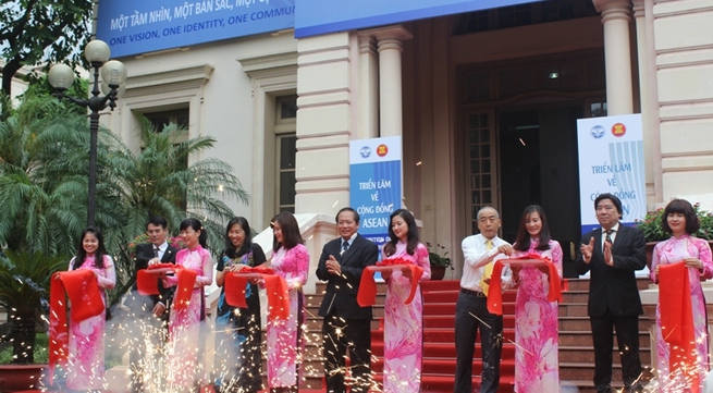 Exhibition on ASEAN Community kicks off in Hanoi
