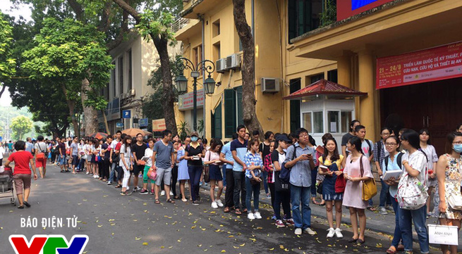 Writer Nguyen Nhat Anh fans queue up for book signing