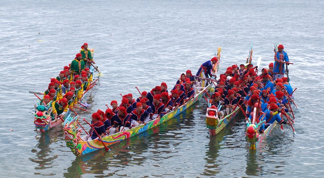 Boat race held on Tam Giang lagoon