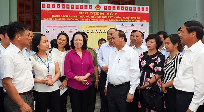PM Nguyen Xuan Phuc talks with voters in Hai Phong