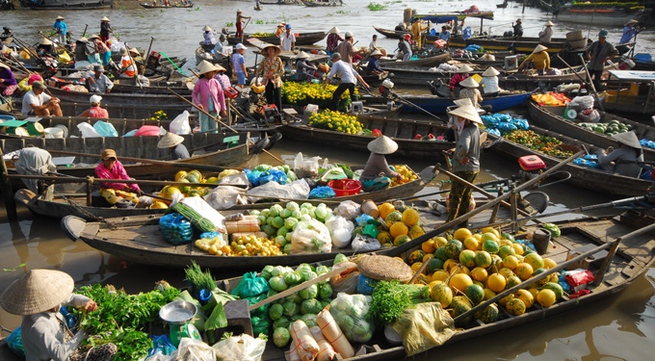 Cai Rang Floating Market bustles with activity