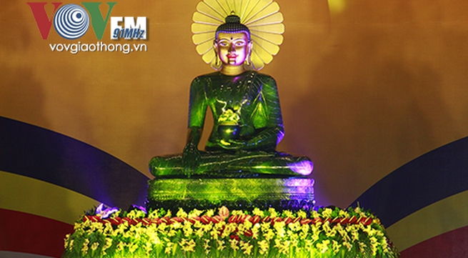Ceremony worships world's largest jade Buddha