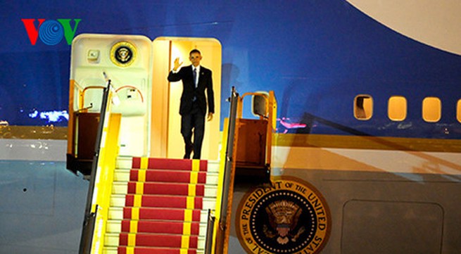 President Obama arrives in Hanoi