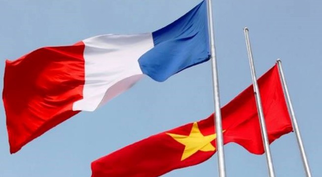 French PM pledges help to Vietnam in coping with climate change
