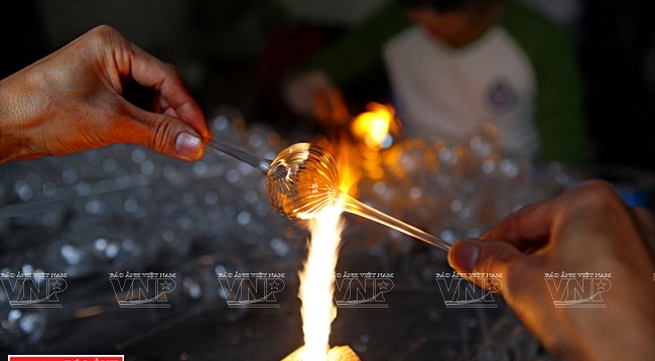 Vietnam & Japan's artisans meet to produce glass products