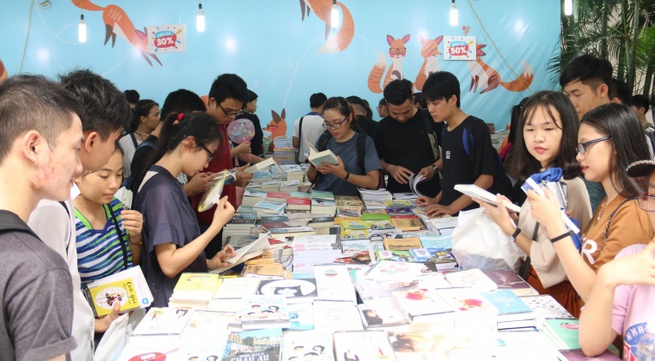 Vietnam - International book fair opens