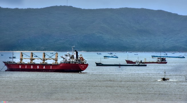 Sunken ship prevents wood export in Binh Dinh