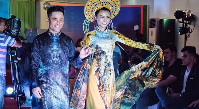 Fashion designer gives Ao Dai collection to museum