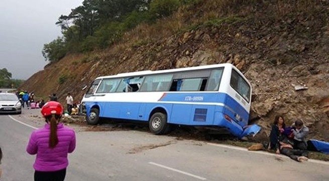 One dead, 37 injured in Sóc Sơn accident